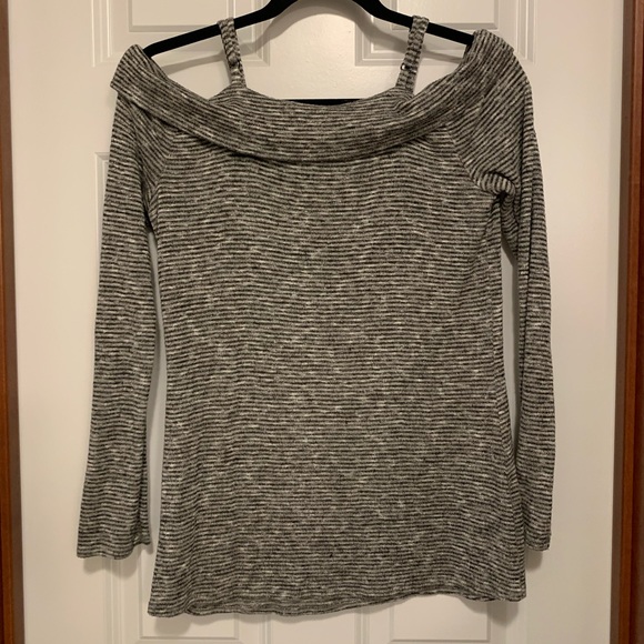 Art Class Gray Cold Shoulder Long Sleeve Top - Picture 2 of 3